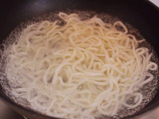 牛肉炒乌冬面的做法步骤6 牛肉炒乌冬面的做法步骤6