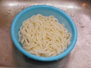 牛肉炒乌冬面的做法步骤7 牛肉炒乌冬面的做法步骤7