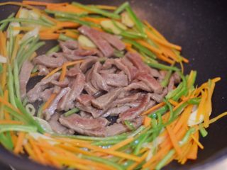 牛肉炒乌冬面的做法步骤10 牛肉炒乌冬面的做法步骤10