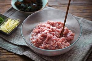 皮蛋瘦肉粥的做法步骤1 皮蛋瘦肉粥的做法步骤1