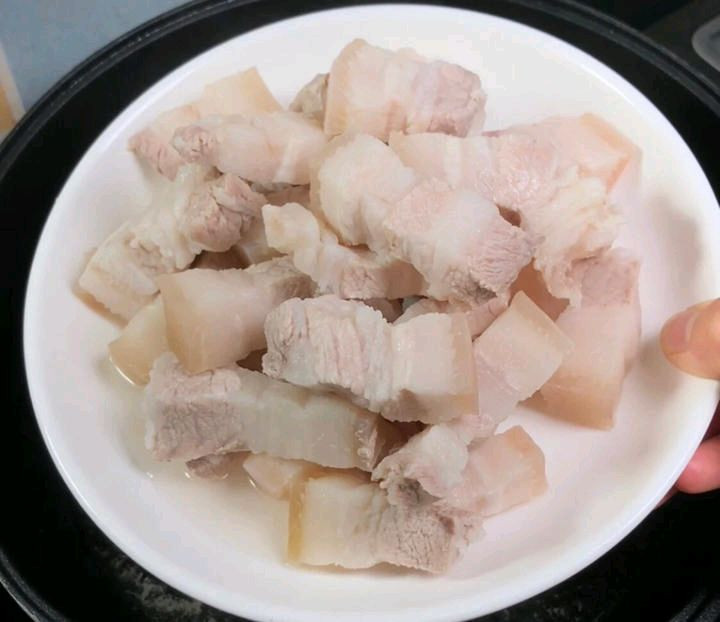家常红烧肉的做法(图5) 家常红烧肉的做法步骤4.jpg