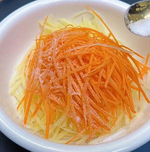 土豆鸡蛋饼的做法(图2) 1.jpg