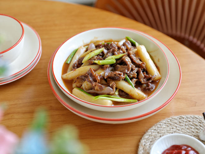 牛肉烧年糕的做法