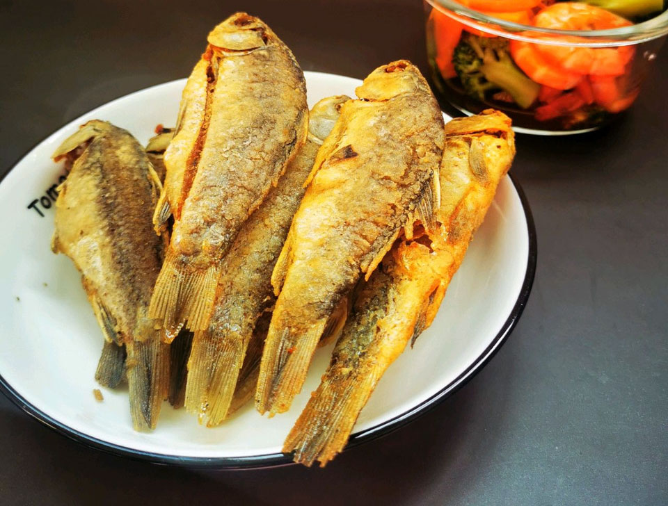 酥炸小鲫鱼的做法