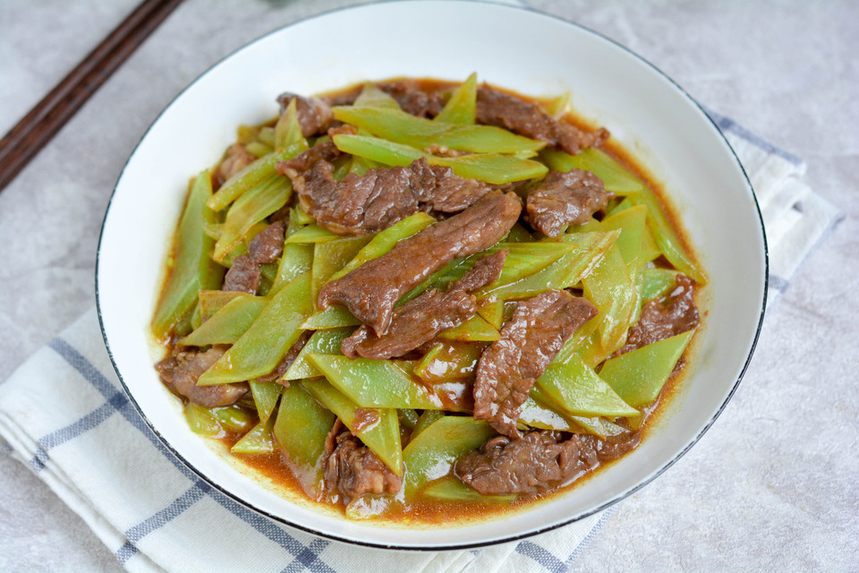 牛肉炒莴笋的做法