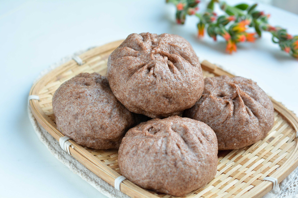 黑全麦菜包子的做法