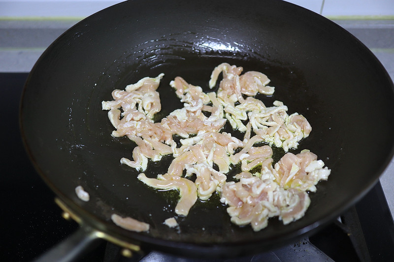 肉丝炒蒜黄的做法(图5) 5.JPG