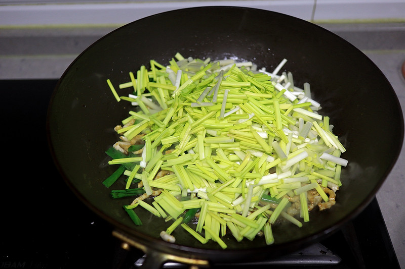肉丝炒蒜黄的做法(图7) 7.JPG