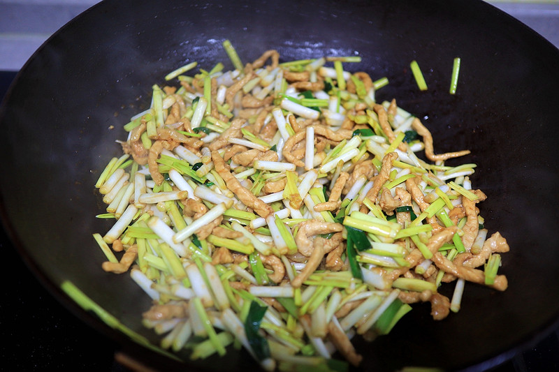 肉丝炒蒜黄的做法(图8) 8.JPG