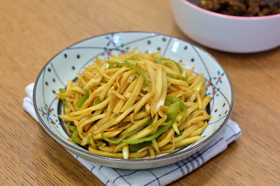 辣椒炒茭白的做法