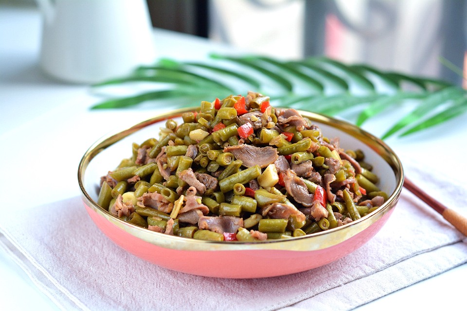 酸豆角炒鸡杂的做法