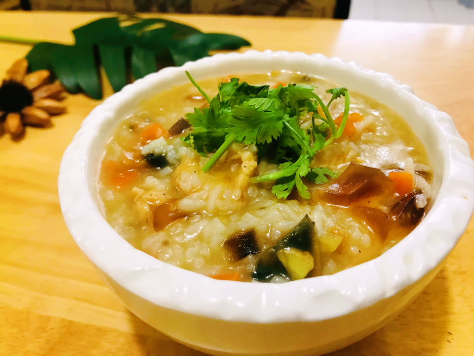 皮蛋鸡肉粥的做法