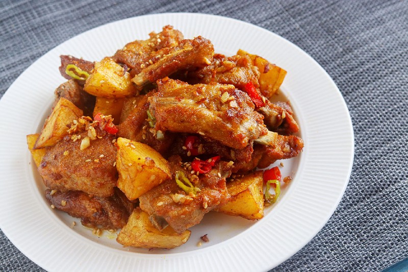 椒盐土豆排骨的做法