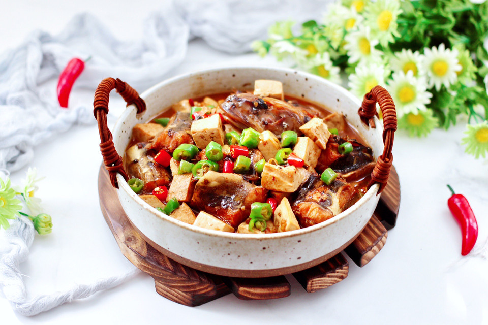 酱焖鲶鱼豆腐的做法