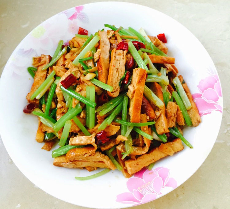 芹菜炒香干的做法