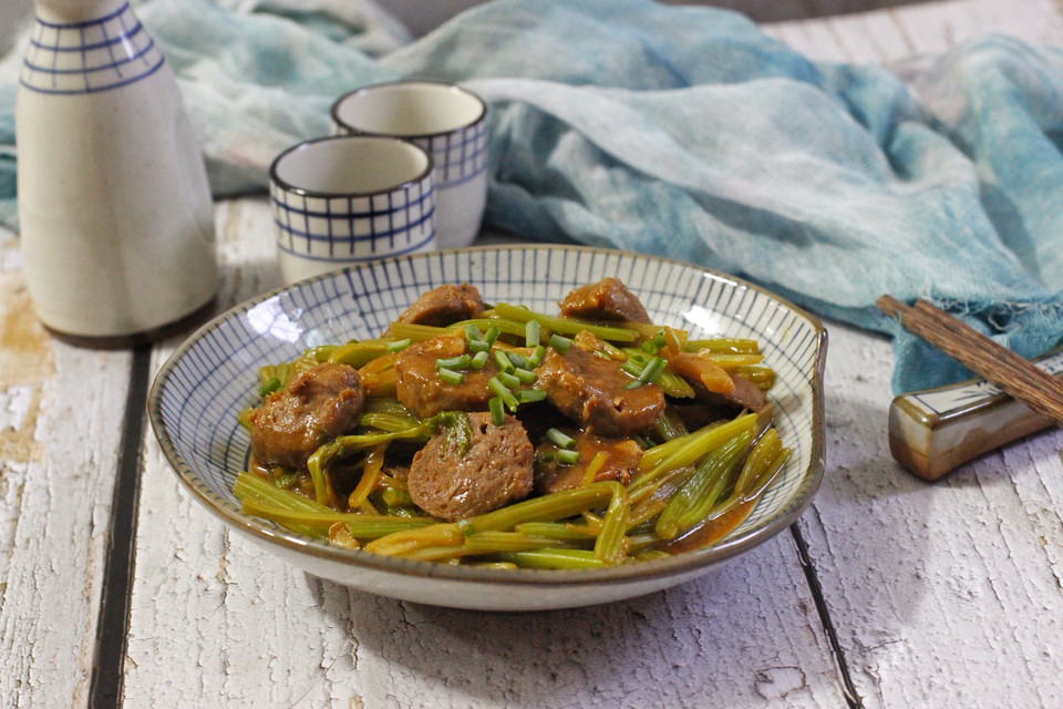 芹菜炒牛肉丸的做法