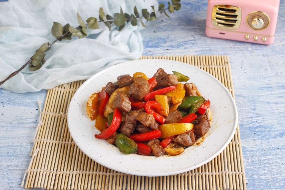 彩椒炒牛肉粒的做法