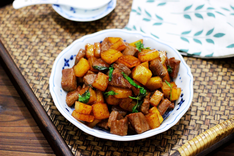 土豆烧牛肉的做法