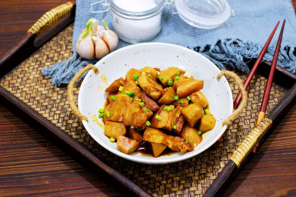 芋头烧肉的做法