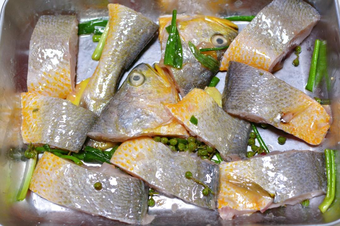 青花椒焗黄花鱼的做法(图3) 3.jpg
