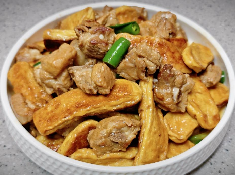 排骨焖豆干的做法