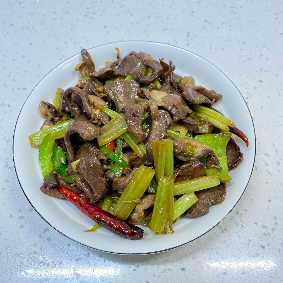 猪心炒芹菜的做法