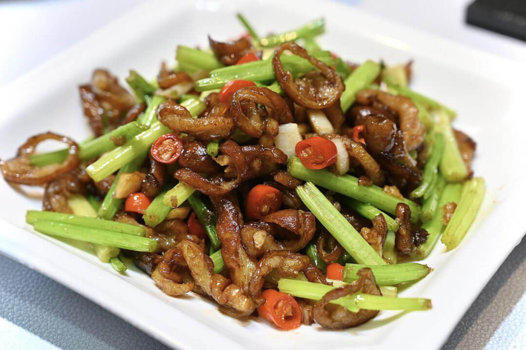 芹菜炒米糠肠的做法